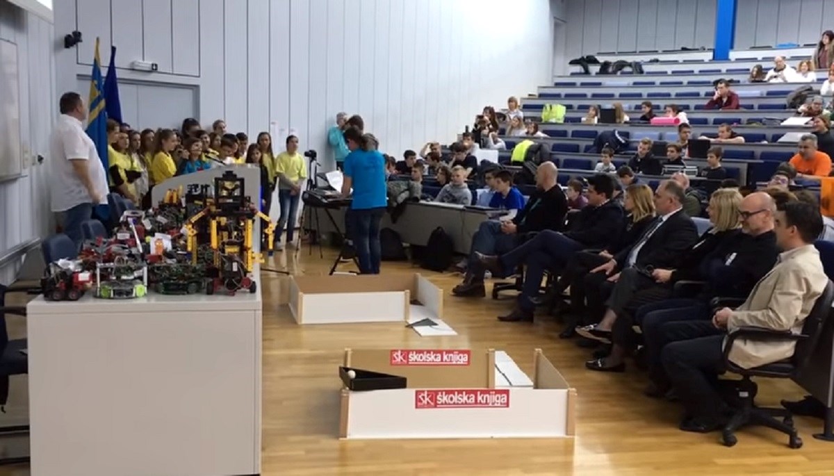 VIDEO Natjecanje u robotici na splitskom fakultetu otvorili pjesmom o Isusu