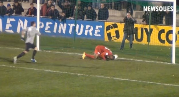 Jedan od najsramotnijih golova ikad: Suparnici su ga lovili po travnjaku