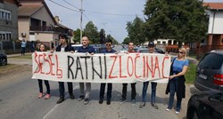 INCIDENT KOD HRTKOVACA Napadnuti prosvjednici protiv Šešelja: "Marš iz Srbije!"