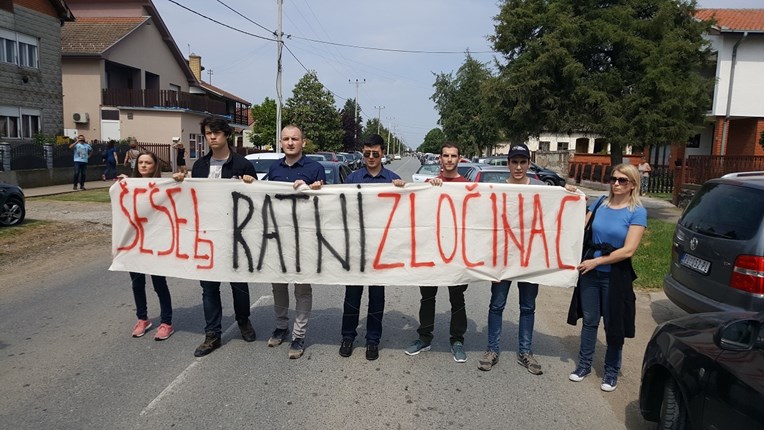 INCIDENT KOD HRTKOVACA Napadnuti prosvjednici protiv Šešelja: "Marš iz Srbije!"