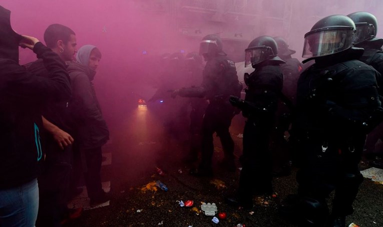 VIDEO Neredi na ulicama Barcelone, policija zapucala u znak upozorenja