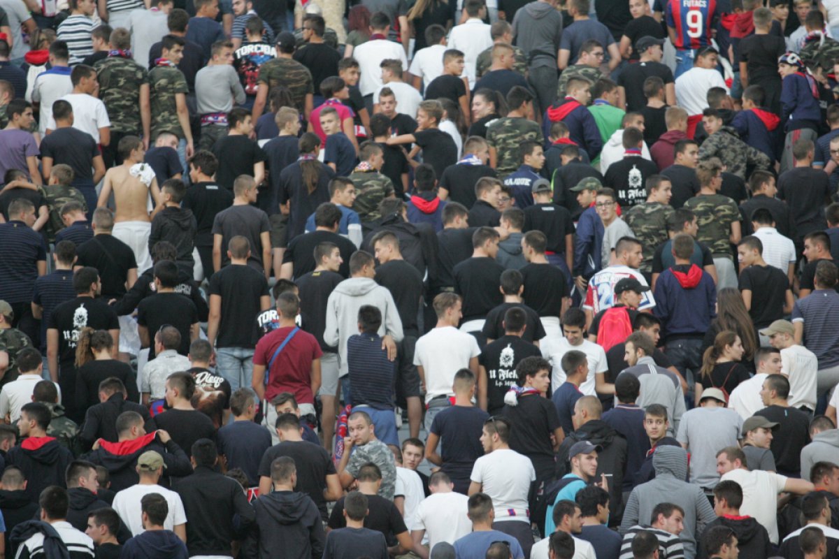 NAVIJAČI BIJESNI Torcida okrenula leđa igračima