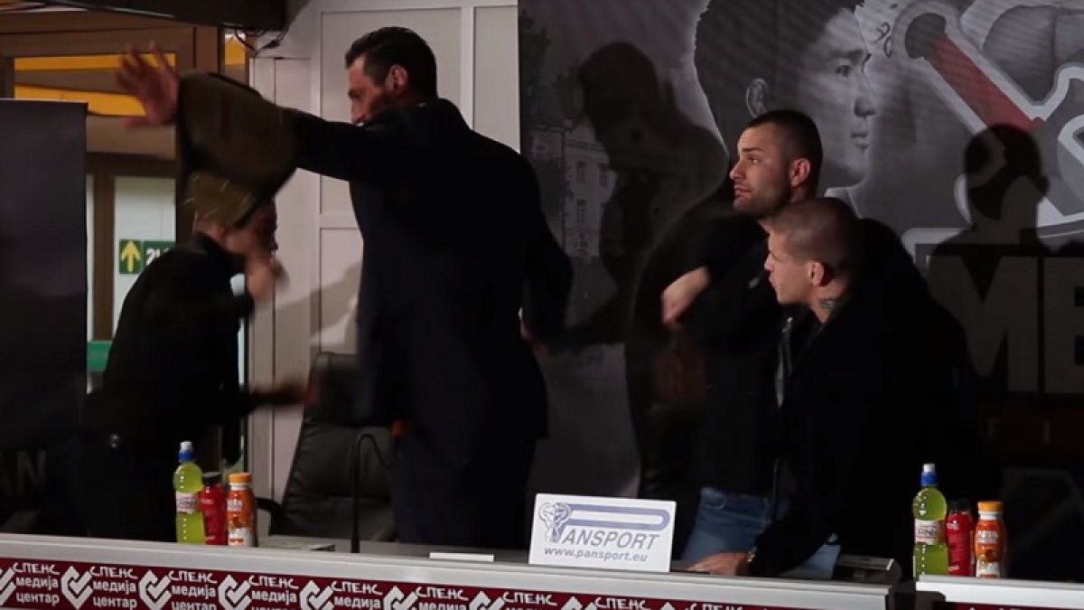 Vaso Psihopata napravio kaos: Gađao suparnika pojasom i porušio stol