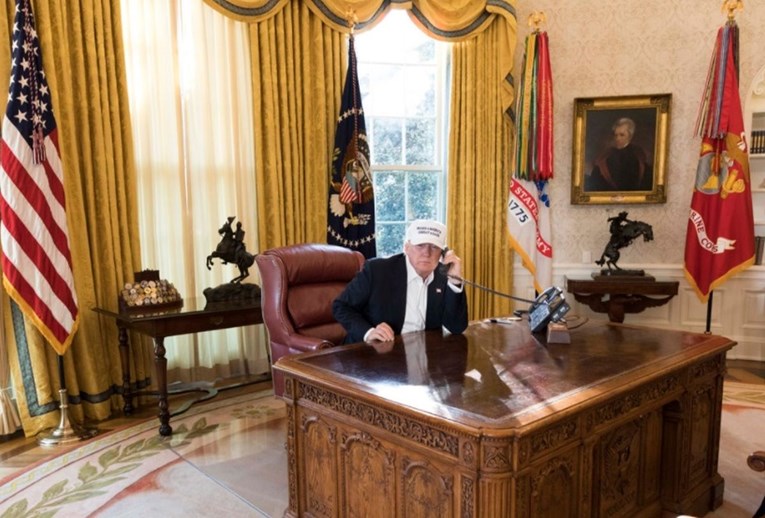 Trump se pohvalio fotkom iz ureda, Amerikanci poludjeli zbog onog što (ni)su uočili na stolu