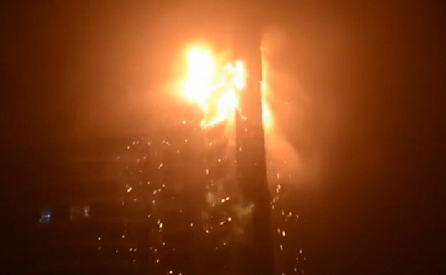 Požar u Dubaiju: Gorjela jedna od najviših zgrada na svijetu, staklo i metali padali na cestu