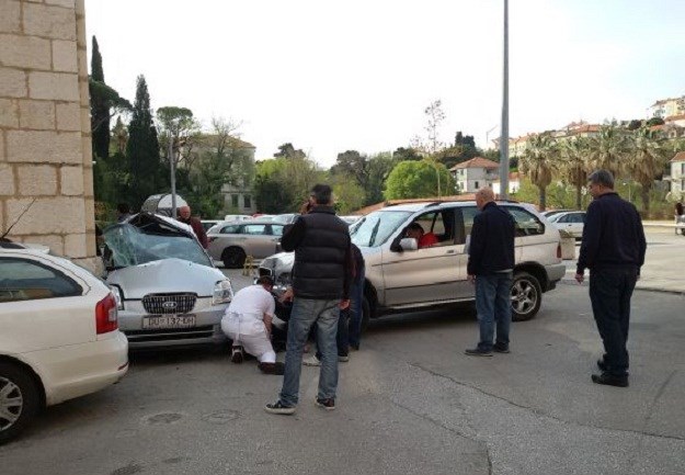 Nesreća u Dubrovniku: BMW pregazio ženu na parkingu i polomio joj noge