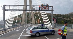 U Dubrovniku vjetar prevrnuo prikolicu s mosta, zakrčena oba ulaza u grad