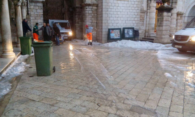 FOTO Jutros nevrijeme s tučom u Dubrovniku: Stradun se zabijelio kao da je pao snijeg