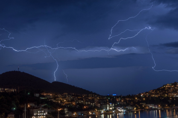 Stiglo zahlađenje, Dubrovnik i Makarsku pogodila grmljavinska oluja, ljepše vrijeme tek od petka