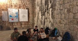 Turisti u centru Dubrovnika se izvalili na pod s bocama alkohola i natpisom "Free sex"
