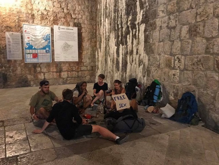 Turisti u centru Dubrovnika se izvalili na pod s bocama alkohola i natpisom "Free sex"