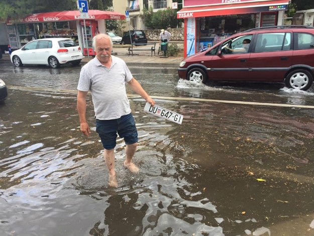 Grmljavinsko nevrijeme potopilo ulice Dubrovnika, pod vodom dijelovi Makarske i Straduna