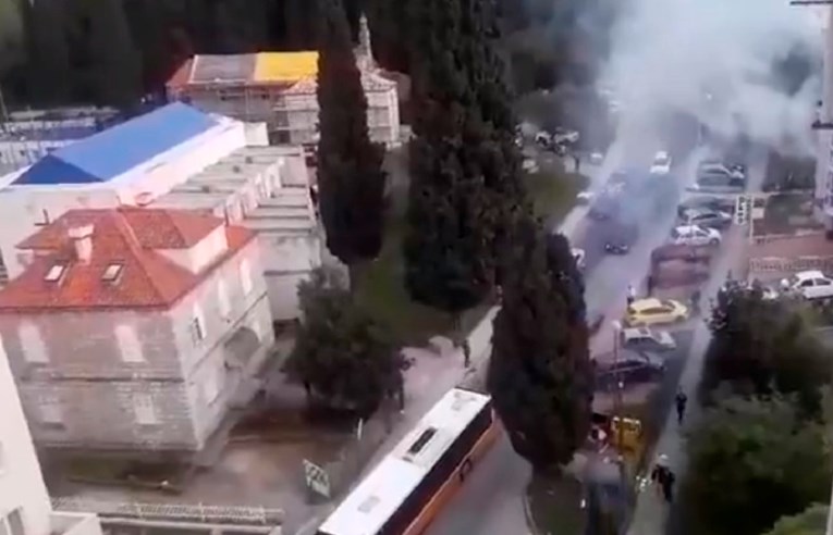VIDEO Svatovi u Dubrovniku palili gume i ispaljivali rakete, na teren izašli i vatrogasci