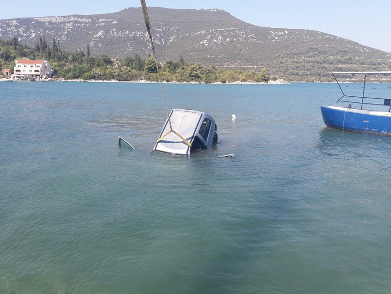 FOTO Na Pelješcu u more gurnuo Twingo koji mu je smetao za betoniranje uvale