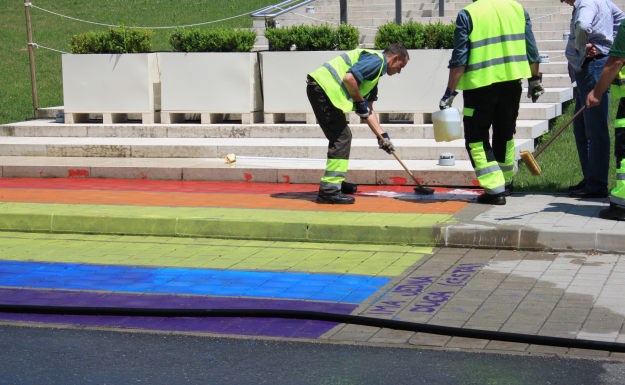 Zagrebački holding ekspresno uklonio LGBT zastavu koja se biskupima pojavila pred zgradom