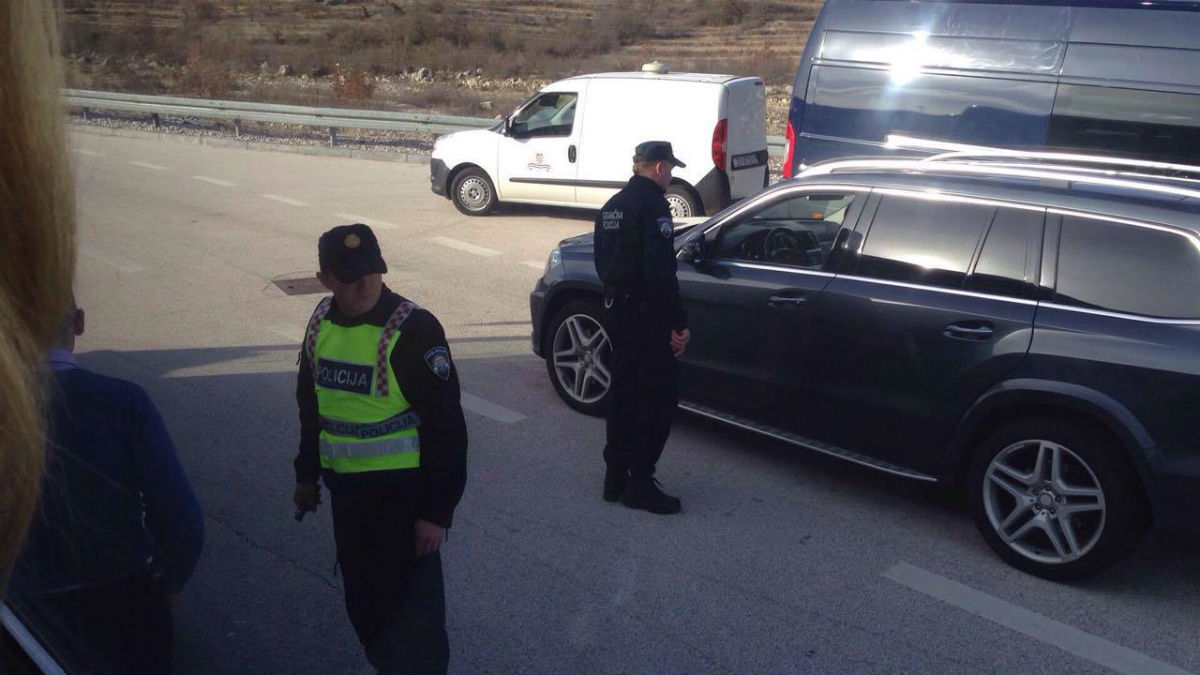 FOTO Granična policija pretražuje autobuse i kamione na autocesti kod Dugopolja