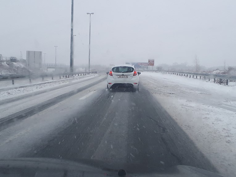 Vozite oprezno, snijeg i poledica i dalje stvaraju probleme na nekim cestama