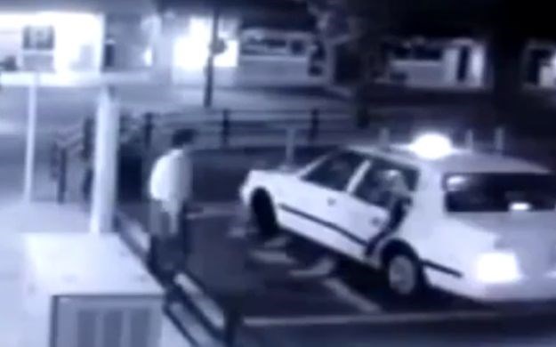 VIDEO Jeziva snimka sablaznila svijet: Pogledajte što se dogodilo muškarcu dok je ulazio u taksi