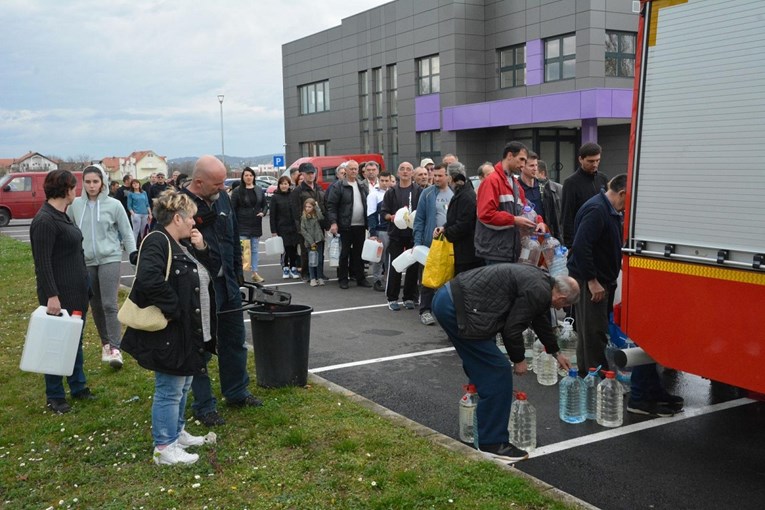 Stanovnici Slavonskog Broda i danas čekaju u redovima pred cisternama za vodu, tko će odgovarati?