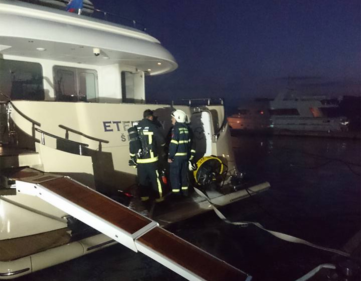 U Šibeniku gorjela 28-metarska jahta Eternity, došlo je i do onečišćenja mora
