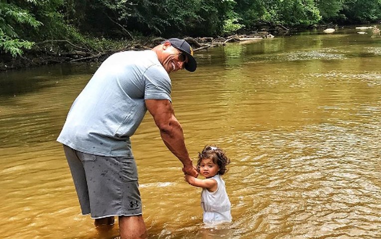 FOTO The Rock pokazao neustrašivu kćerkicu: "Primila me za ruku i počela vući u vodu..."