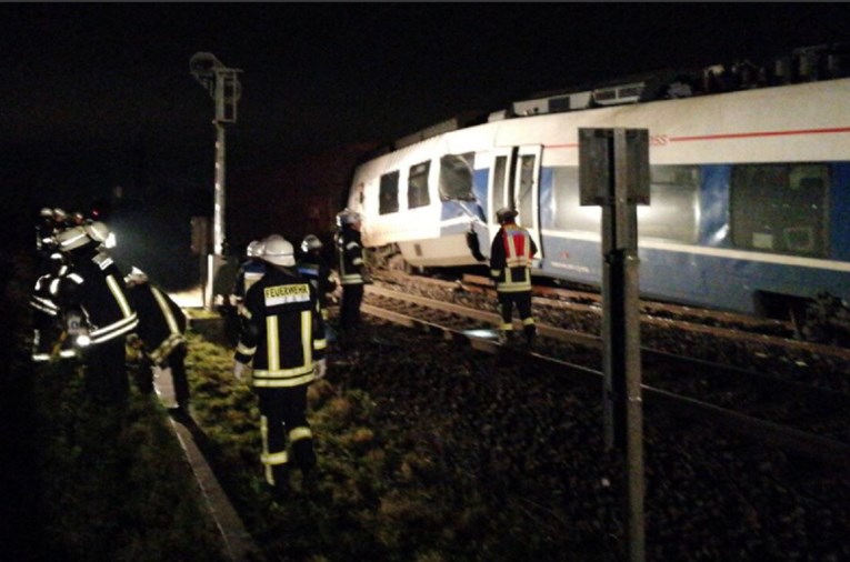 FOTO Sudarila se dva vlaka u Njemačkoj, najmanje 50 ozlijeđenih