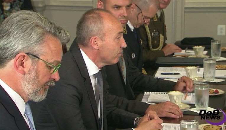 VIDEO Ministar obrane Krstičević vlada engleskim jezikom kao Ingrid "pipl mast trast as" Antičević