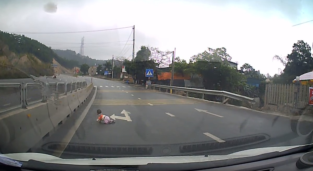 VIDEO Vozač u Vijetnamu u zadnji tren primijetio bebu na autocesti