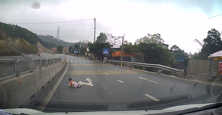 VIDEO Vozač u Vijetnamu u zadnji tren primijetio bebu na autocesti