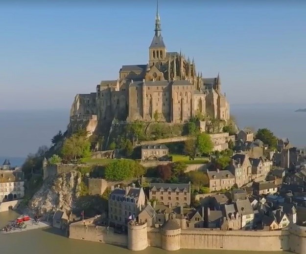 VIDEO Spektakularni dvorac koji se "pretvara" u otok izgleda kao da je ispao iz filma