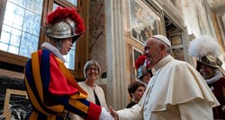 Papina Švicarska garda dobila nove high tech kacige