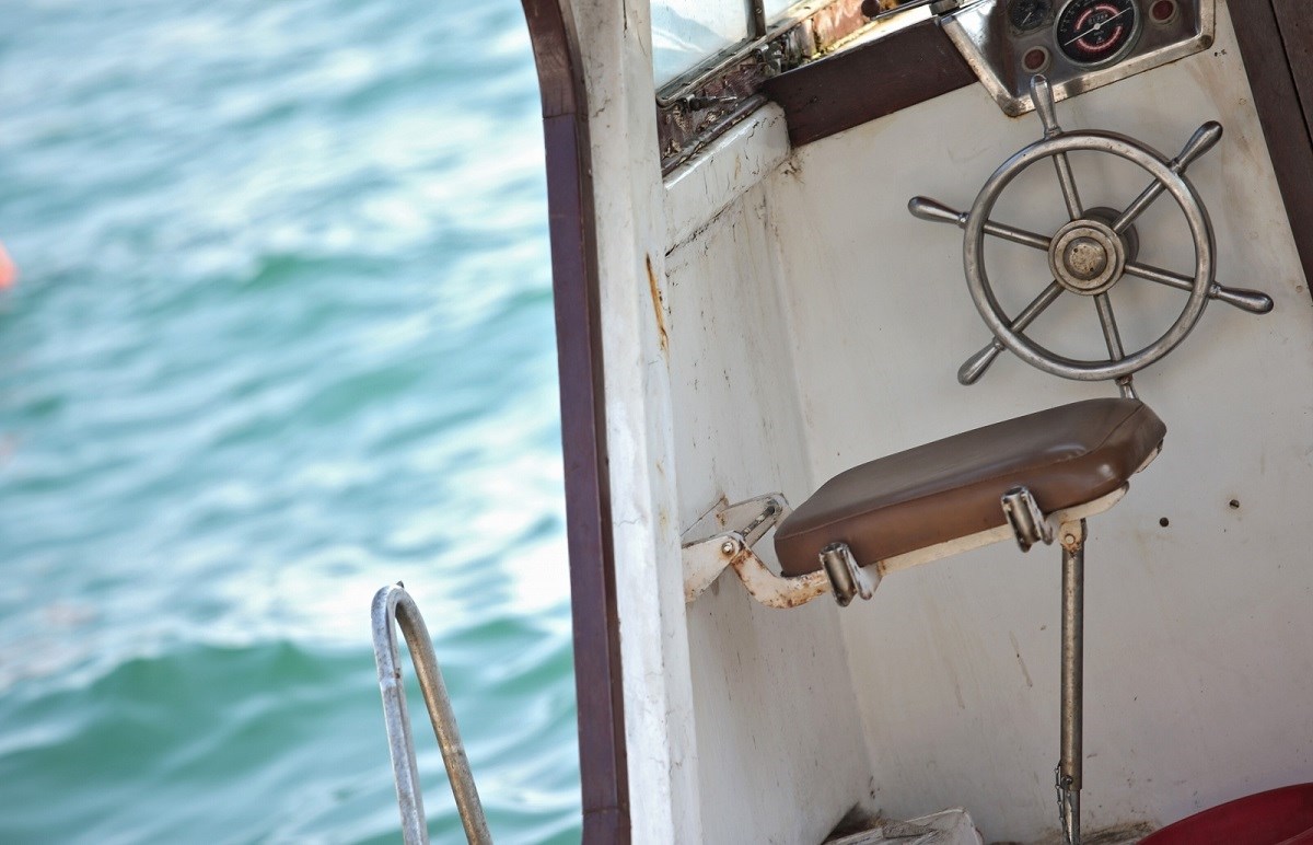 U Kaštelima izgorio drveni brod