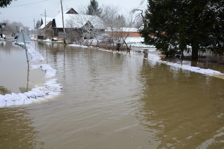 Prošla je neposredna opasnost od poplava, vodostaji oko Siska u opadanju
