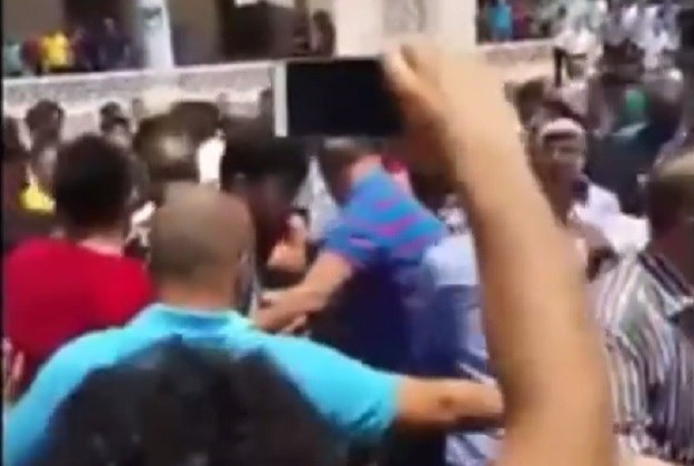 VIDEO Turčin u džamiji vikao da će se raznijeti, rulja ga prebila