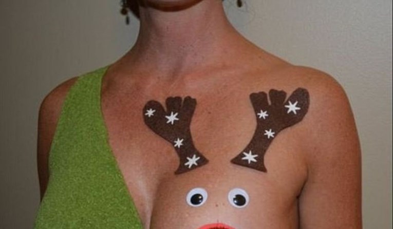 FOTO Novi božićni trend: Žene pokazuju gole grudi i maskiraju ih u Rudolfa
