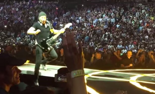 Loš početak turneje: Gitarist U2-a pao s pozornice