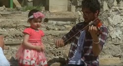 DIRLJIVA SNIMKA Dok Mosulom odjekuju eksplozije, on prkosno svira violinu
