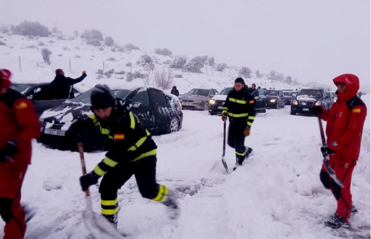 Poplave u Njemačkoj, 4000 ljudi satima bilo zarobljeno u snijegu u Španjolskoj, pogledajte snimke