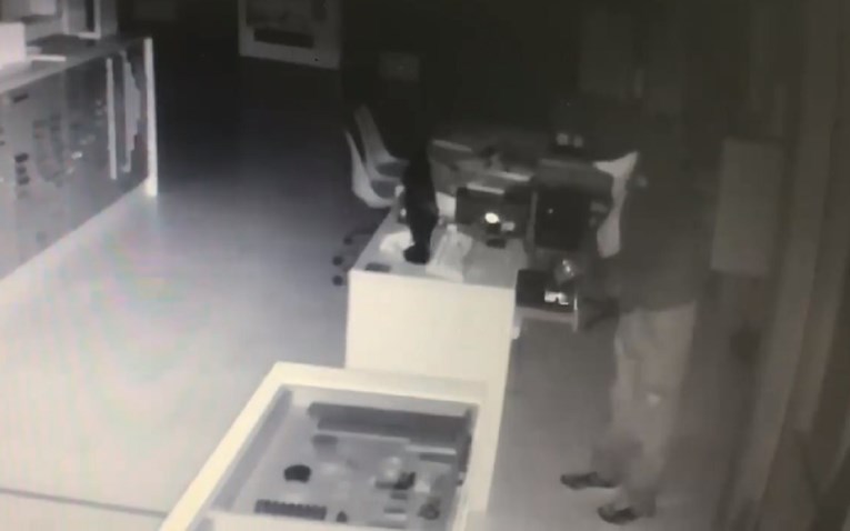 Provalio u tvrtku, opljačkao je i razbio prozore: Pogledajte video i pomozite pronaći lopova