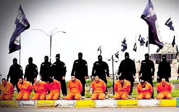 ISIS objavio snimku pogubljenja 1700 mladića, tijela bagerima slažu na hrpu