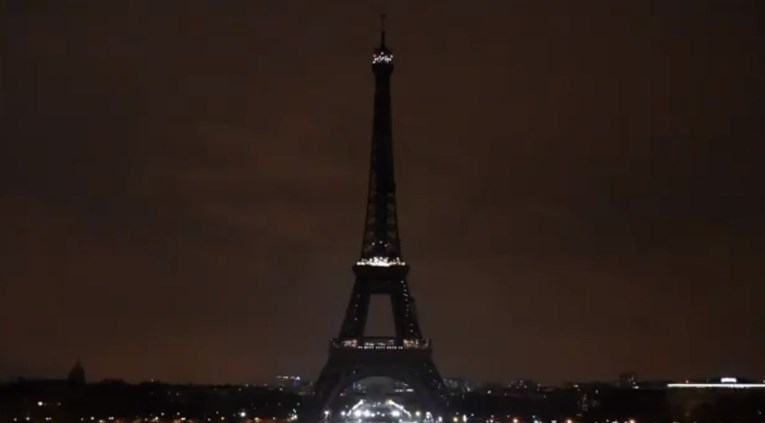 Francuska i SAD osudili napad talibana u Kabulu, Eiffelov toranj ostao u mraku