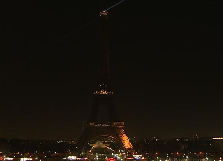 Eiffelov toranj gasi svjetla u znak sjećanja na žrtve napada u Barceloni