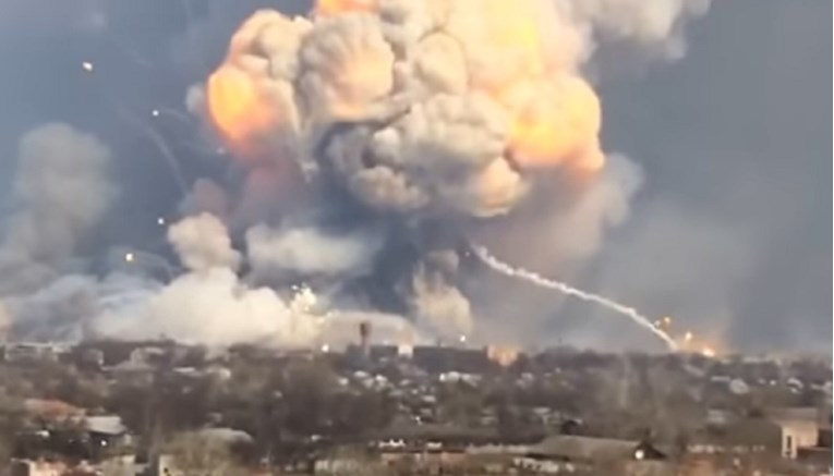 VIDEO Dron snimio trenutak kad je eksplodiralo skladište oružja u Ukrajini, ovo izgleda strašno