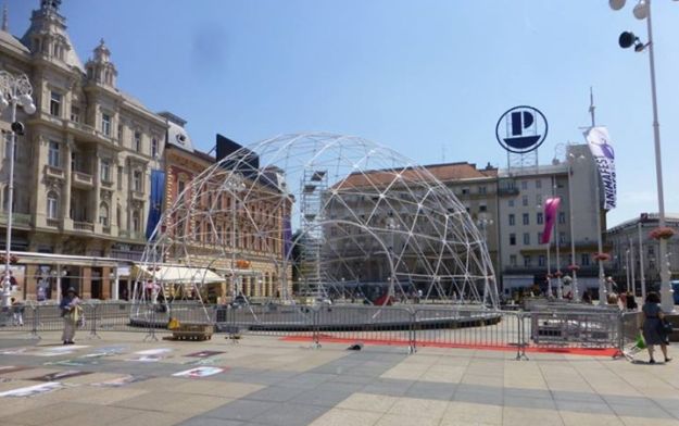 Na zagrebačkom Trgu osvanula nova instalacija (a nije šator)