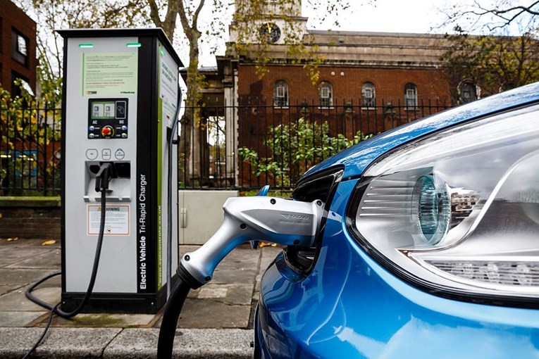 Automobili na benzin nestat će u roku od 8 godina, tvrdi američki ekonomist