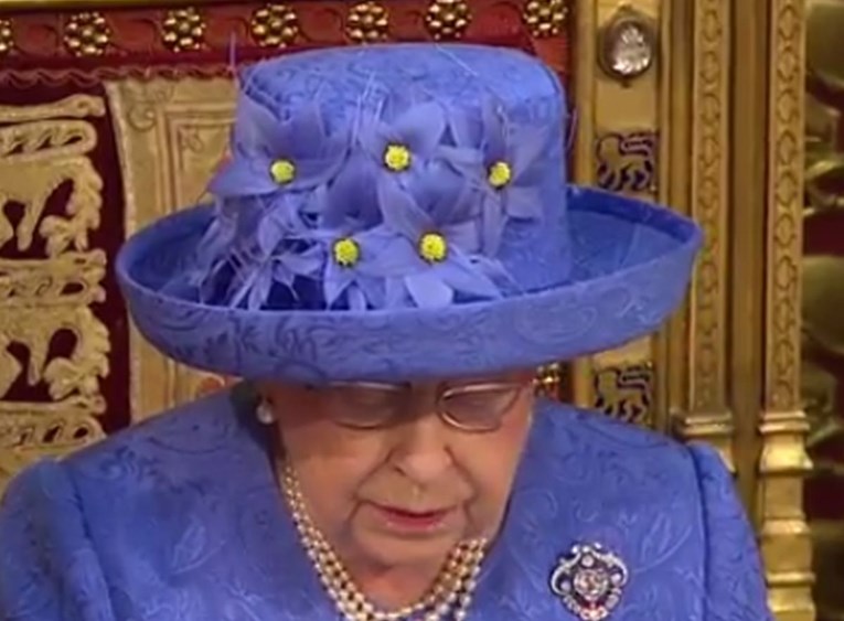 Ljudi se sprdaju s britanskom kraljicom jer misle da se obukla u europsku zastavu
