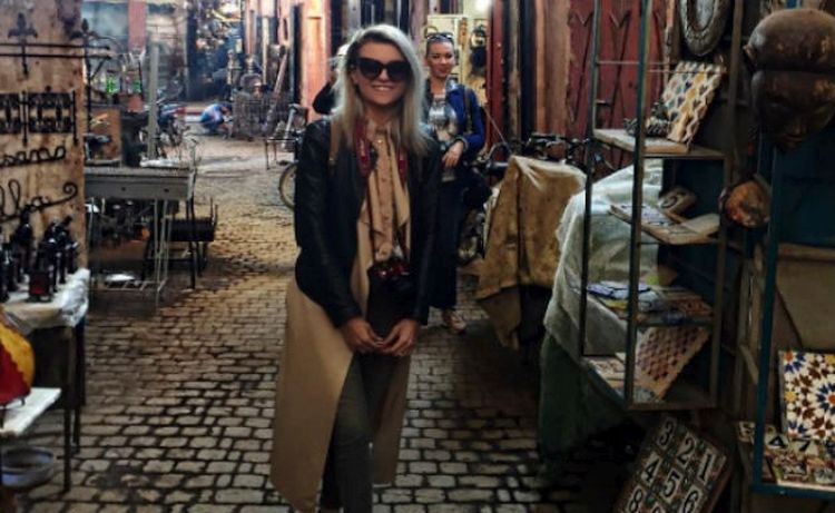 Ella Dvornik zimi kožnu jaknu nosi na jako čudan način