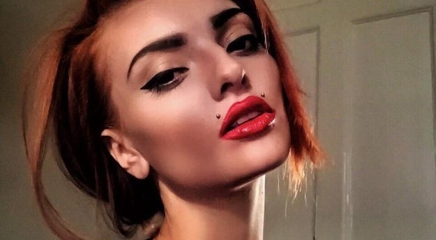 Ella Dvornik objavila golišavu fotku pa se obračunala s tipom koji je popljuvao njene grudi