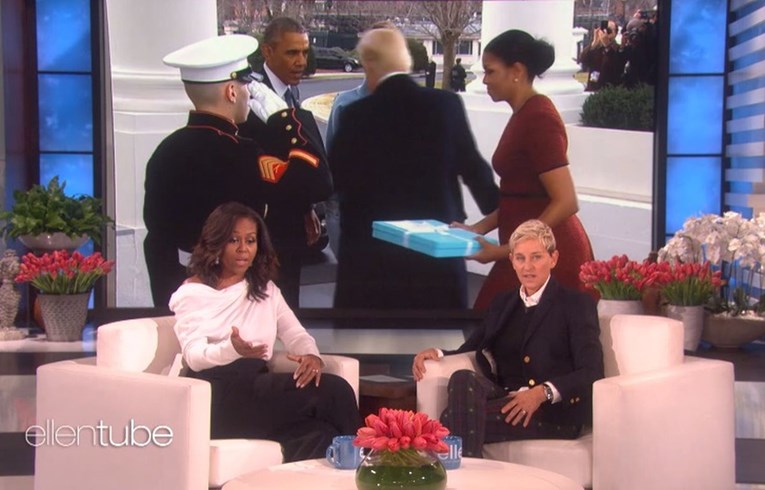 Michelle Obama napokon otkrila što je bilo u plavoj kutiji koju joj je poklonila Melania Trump