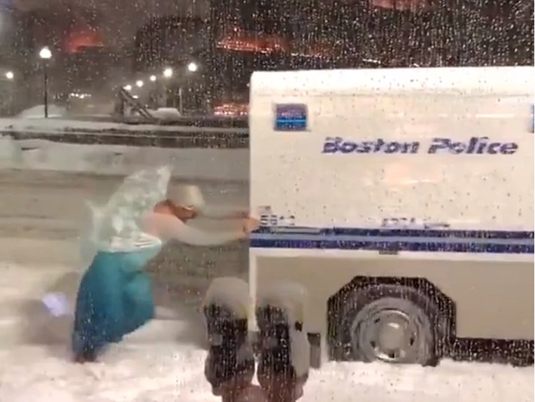 Muškarac odjeven u Elsu iz Frozena spasio policajce usred snježne mećave